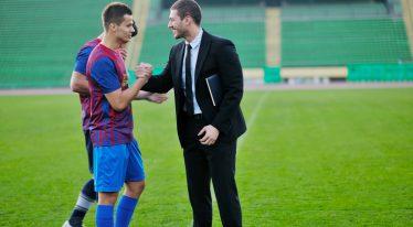 Współpraca i zaufanie to czynniki, które musisz uwzględnić w zarządzaniu zespołem.