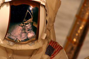 Pierwsza podróż na Księżyc Neila Armstronga była wielkim krokiem w przyszłość dla ludzkości.