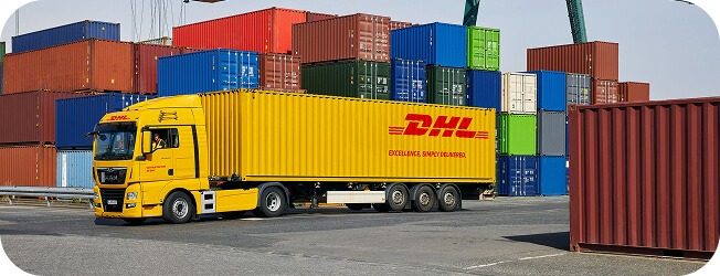Ciężarówka DHL na tle kontenerów