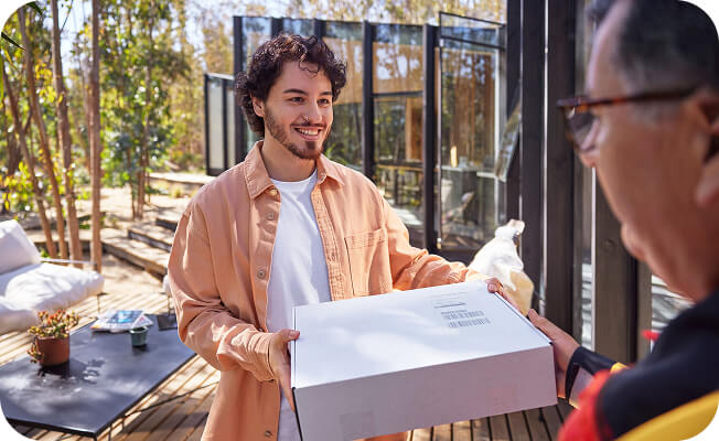 Kurier dostrczający przesyłkę