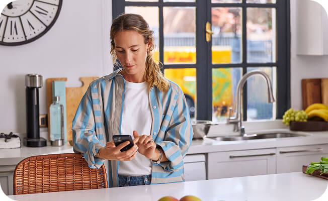 Kobieta przeglądająca telefon